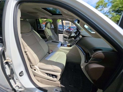 Used 2017 Cadillac Escalade Luxury AWD/4WD image 13