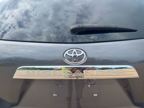Used 2012 Toyota Highlander FWD w/ Tow Pkg image 15