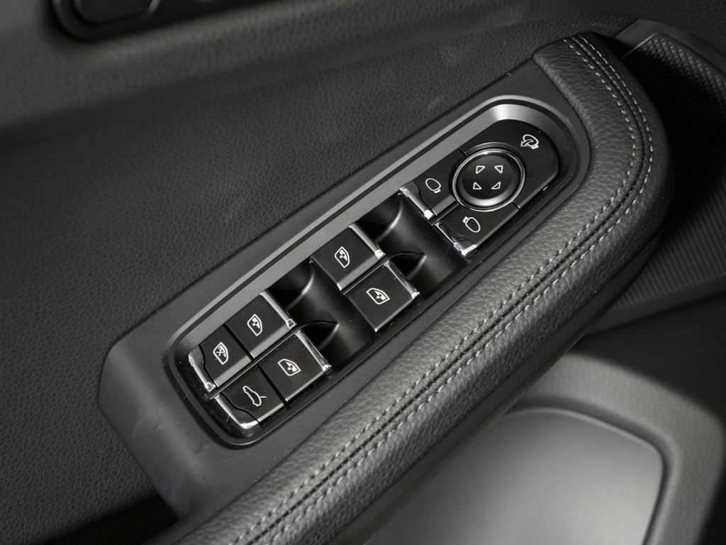 Used 2026 Porsche Macan AWD/4WD image 16