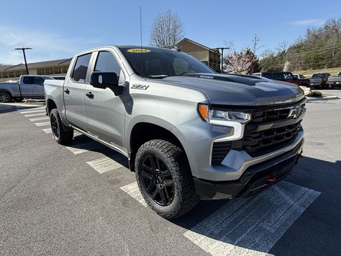 Used 2024 Chevrolet Silverado 1500 LT Trail Boss w/ LT Trail Boss Premium Package AWD/4WD image 3