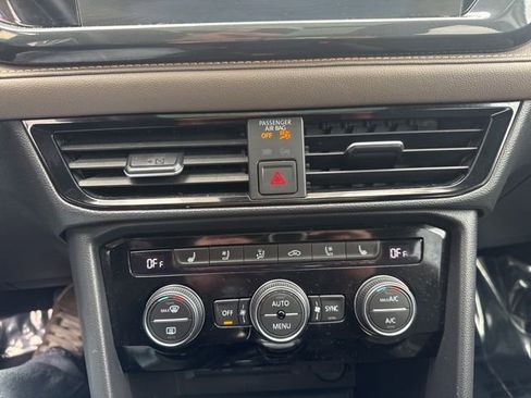 Used 2022 Volkswagen Taos SEL image 15