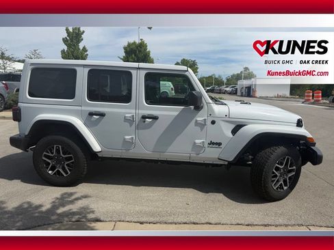 Used 2025 Jeep Wrangler Unlimited Sahara AWD/4WD image 5