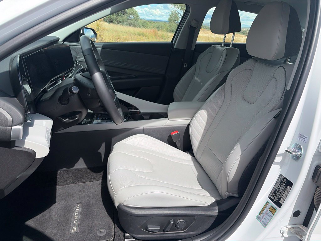 Certified 2025 Hyundai Elantra Limited FWD image 11