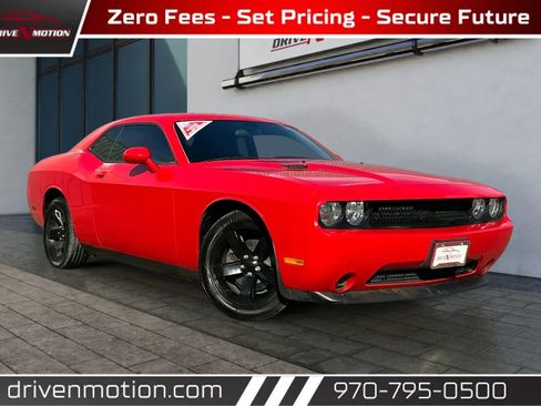 Used 2014 Dodge Challenger SXT image 1