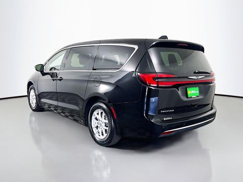 Used 2024 Chrysler Pacifica Touring-L FWD image 7