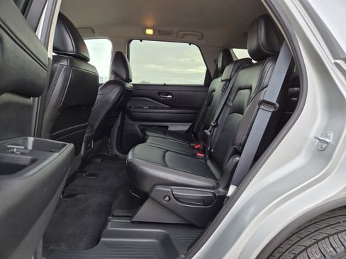 Used 2025 Nissan Pathfinder SL image 14