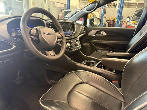 Used 2025 Chrysler Pacifica Limited FWD image 4