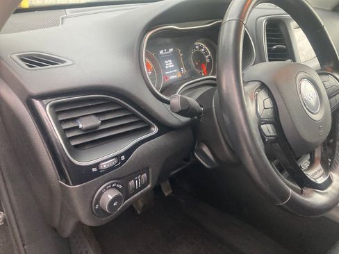 Used 2021 Jeep Cherokee Latitude Plus AWD/4WD image 17