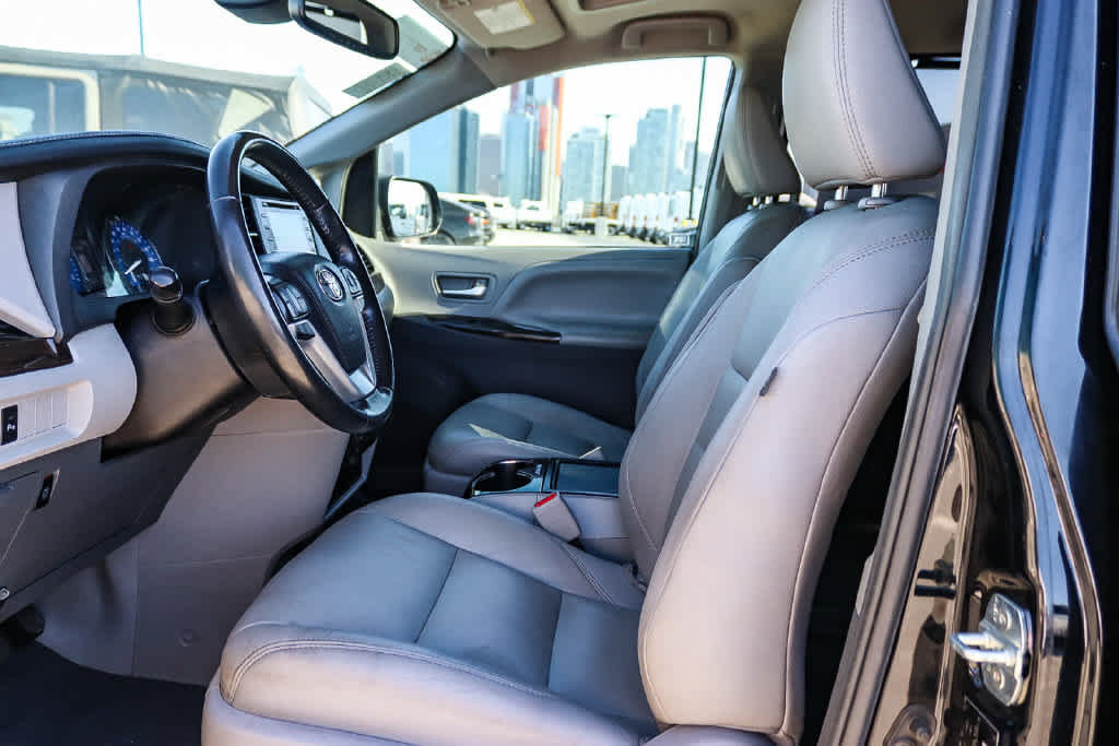 Used 2019 Toyota Sienna XLE w/ XLE Navigation Package FWD image 16