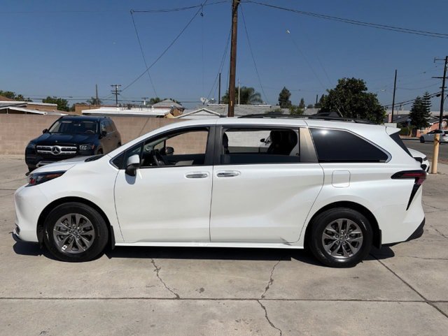 Used 2024 Toyota Sienna XLE w/ XLE Plus Package FWD image 7