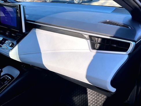 Used 2023 Toyota Corolla SE w/ SE Premium Package image 18