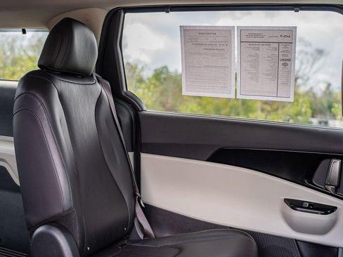 Used 2024 Kia Carnival EX image 16