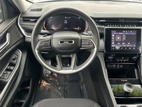 Used 2023 Jeep Grand Cherokee L Laredo image 16