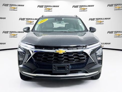 Used 2025 Chevrolet Trax LT w/ LT Convenience Package image 2