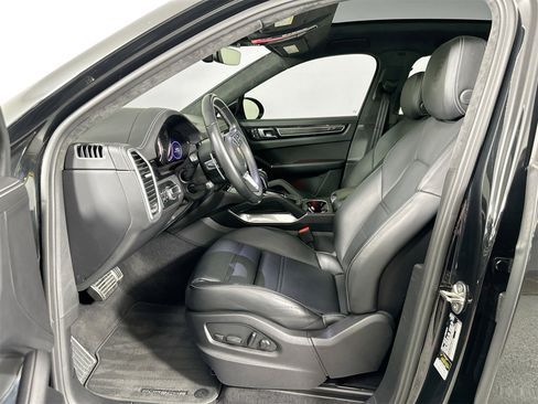 Certified 2023 Porsche Cayenne Turbo image 5