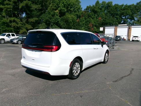 Used 2025 Chrysler Pacifica Select FWD image 6