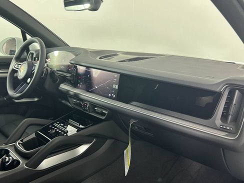 Used 2025 Porsche Cayenne AWD/4WD image 23