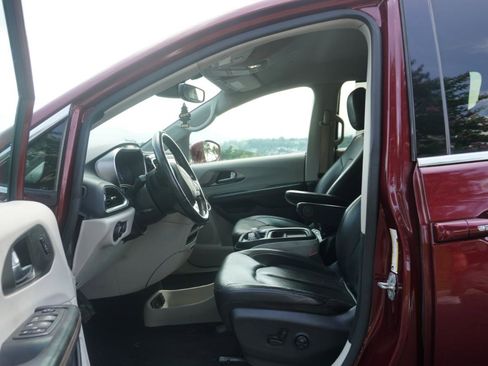 Used 2020 Chrysler Pacifica Touring-L FWD image 11