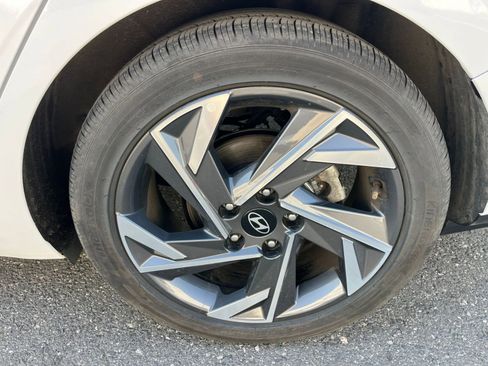 Used 2025 Hyundai Elantra Limited image 32