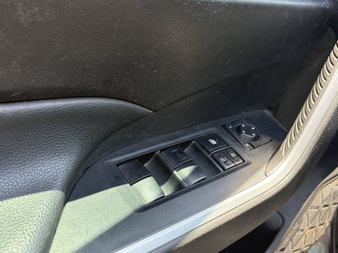 Used 2022 Toyota RAV4 LE AWD/4WD image 9