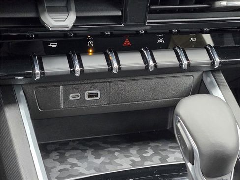 Used 2024 Chevrolet Colorado LT w/ LT Convenience Package image 16