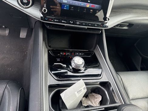 Used 2024 Jeep Wagoneer L Series II w/ Flexible Seating Group image 18