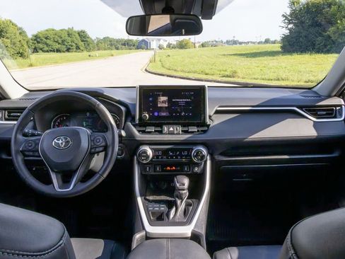 Used 2023 Toyota RAV4 XLE Premium image 2