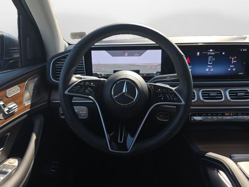 Used 2024 Mercedes-Benz GLS 450 4MATIC image 13