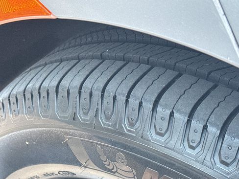 Used 2018 Chrysler Pacifica Touring-L w/ Tire & Wheel Group FWD image 9