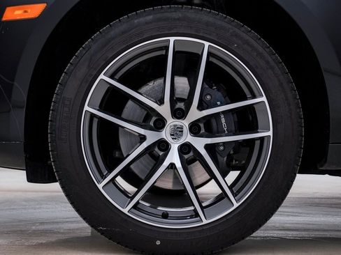 Certified 2025 Porsche Macan image 13