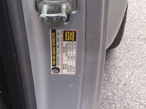 Used 2005 Chevrolet SSR Base w/ Preferred Equipment Group image 32