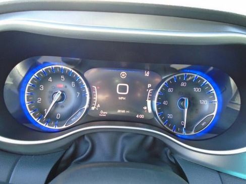 Used 2025 Chrysler Pacifica Select FWD image 7