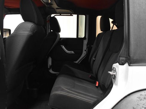 Used 2015 Jeep Wrangler Unlimited Rubicon w/ Connectivity Group image 4