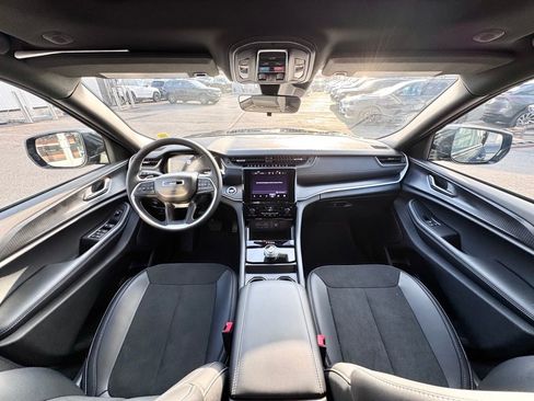 Used 2025 Jeep Grand Cherokee Altitude image 24