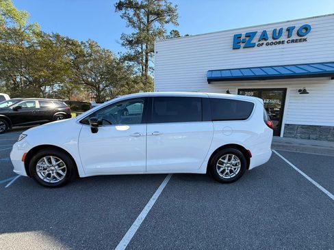 Used 2024 Chrysler Pacifica Touring-L FWD image 4