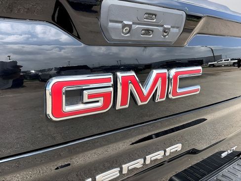 Used 2022 GMC Sierra 1500 SLT AWD/4WD image 32