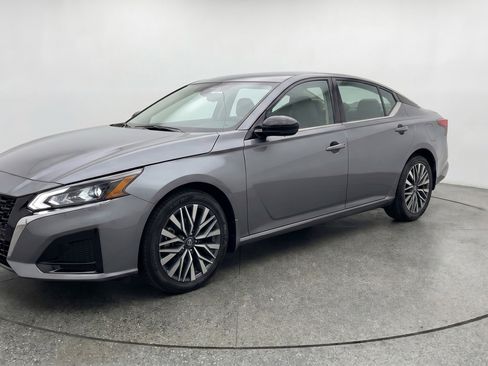 Used 2025 Nissan Altima 2.5 SV FWD image 3