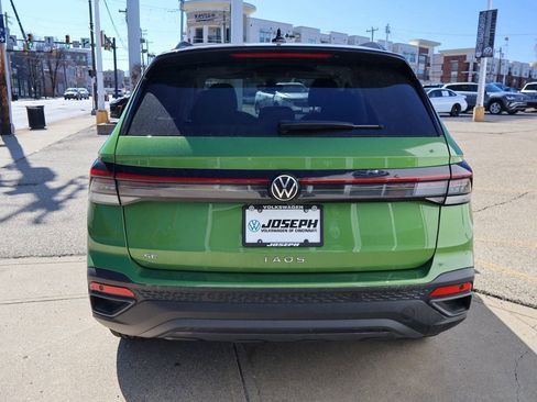 Certified 2025 Volkswagen Taos SE FWD image 4