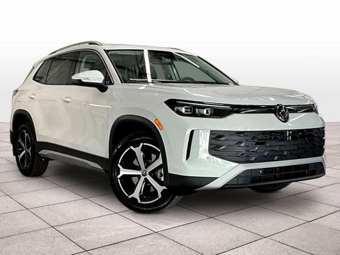 New 2026 Volkswagen Tiguan SE image 2