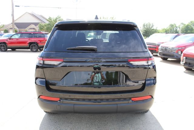 Used 2024 Jeep Grand Cherokee Altitude AWD/4WD image 4