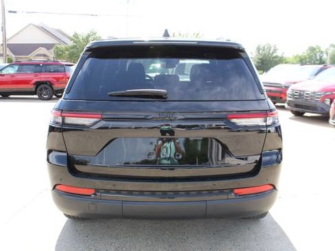 Used 2024 Jeep Grand Cherokee Altitude AWD/4WD image 4