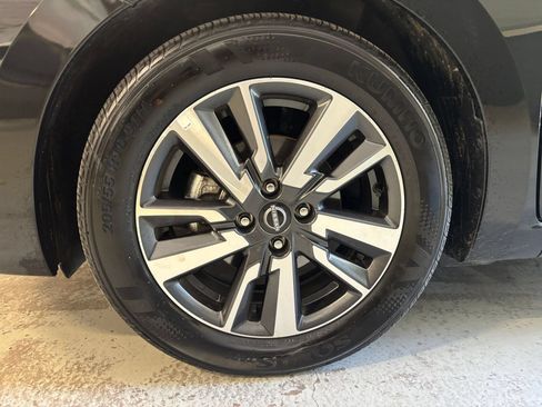 Used 2025 Nissan Versa SV FWD image 23