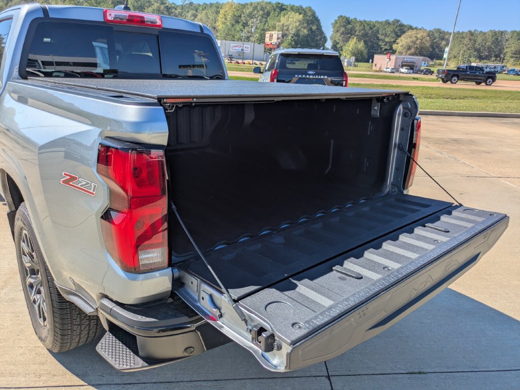 Used 2023 Chevrolet Colorado Z71 w/ Z71 Convenience Package 2 AWD/4WD image 4
