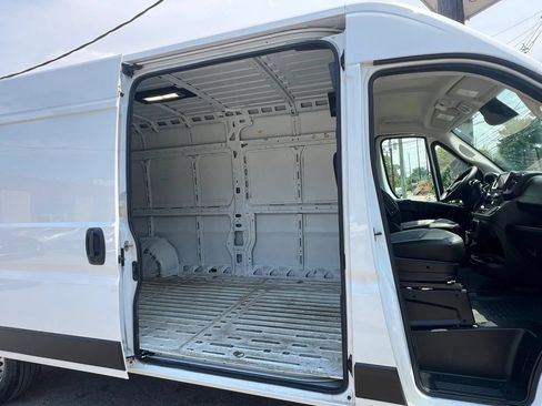 Used 2025 RAM ProMaster 2500 w/ Convenience Group FWD image 25