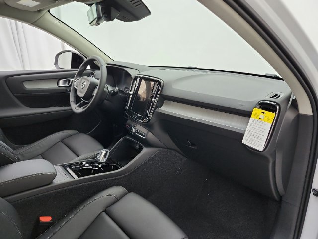 New 2026 Volvo XC40 B5 Plus w/ Protection Package Premier AWD/4WD image 25