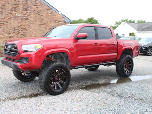 Used 2019 Toyota Tacoma SR image 2