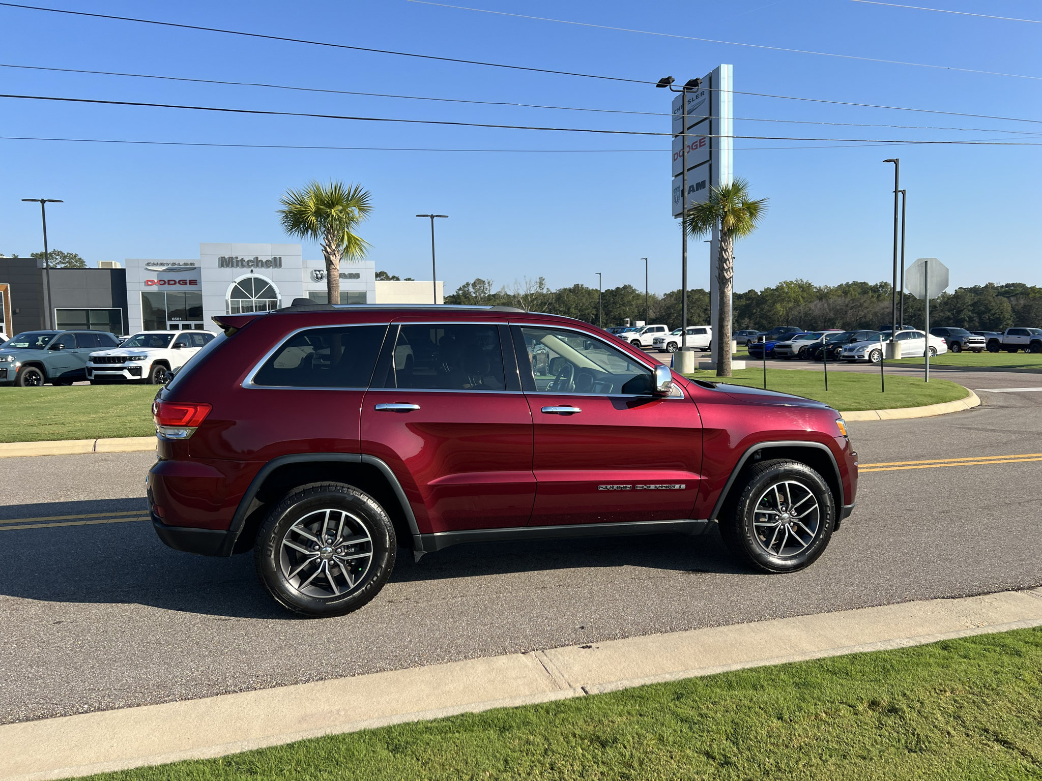 Used 2017 Jeep Grand Cherokee Limited AWD/4WD image 3