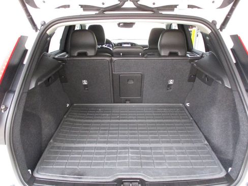 Used 2022 Volvo XC40 T5 Momentum image 25