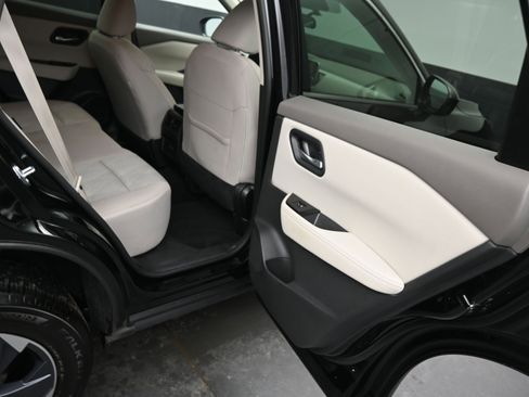 Used 2025 Nissan Rogue SV image 12