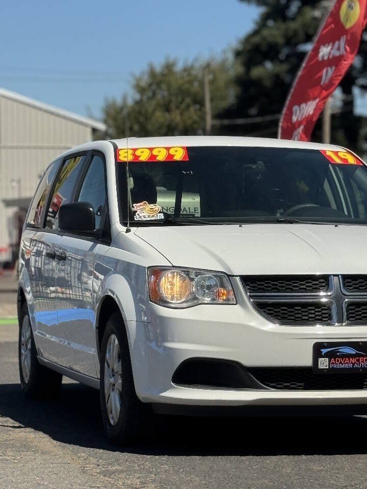 Used 2019 Dodge Grand Caravan SE w/ UConnect Hands-Free Group FWD image 3